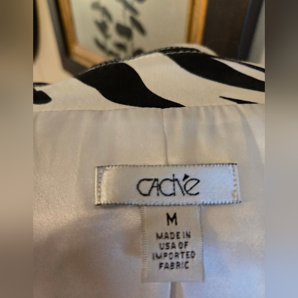 Cache.   Coat.  251 - Picture 4 of 5